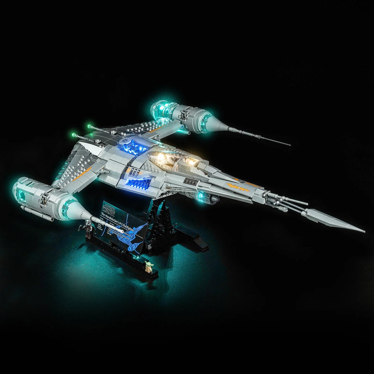 Schräge Draufsicht des fertigen LEGO Star Wars N-1 Starfighter (75442) Modells mit verbautem BrickBling LED-Beleuchtungsset auf einer dunklen Oberfläche.