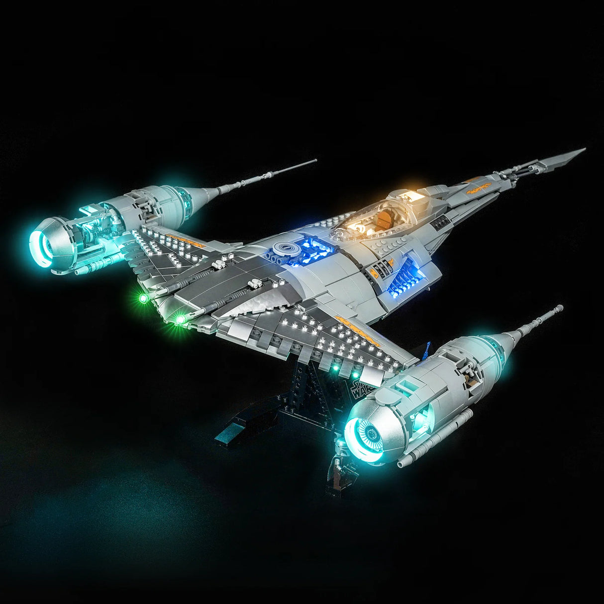 Der LEGO Star Wars N-1 Starfighter des Mandalorianers (75442) auf einem Ständer, beleuchtet mit warmweißen Cockpit- und blauen Triebwerks-LEDs von BrickBling.