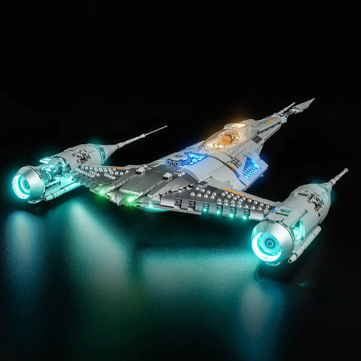 Perspektivische Ansicht von vorne des LEGO 75442 N-1 Starfighter mit leuchtenden grünen Kanonen und cyanblauen Triebwerken dank BrickBling LED-Kit.