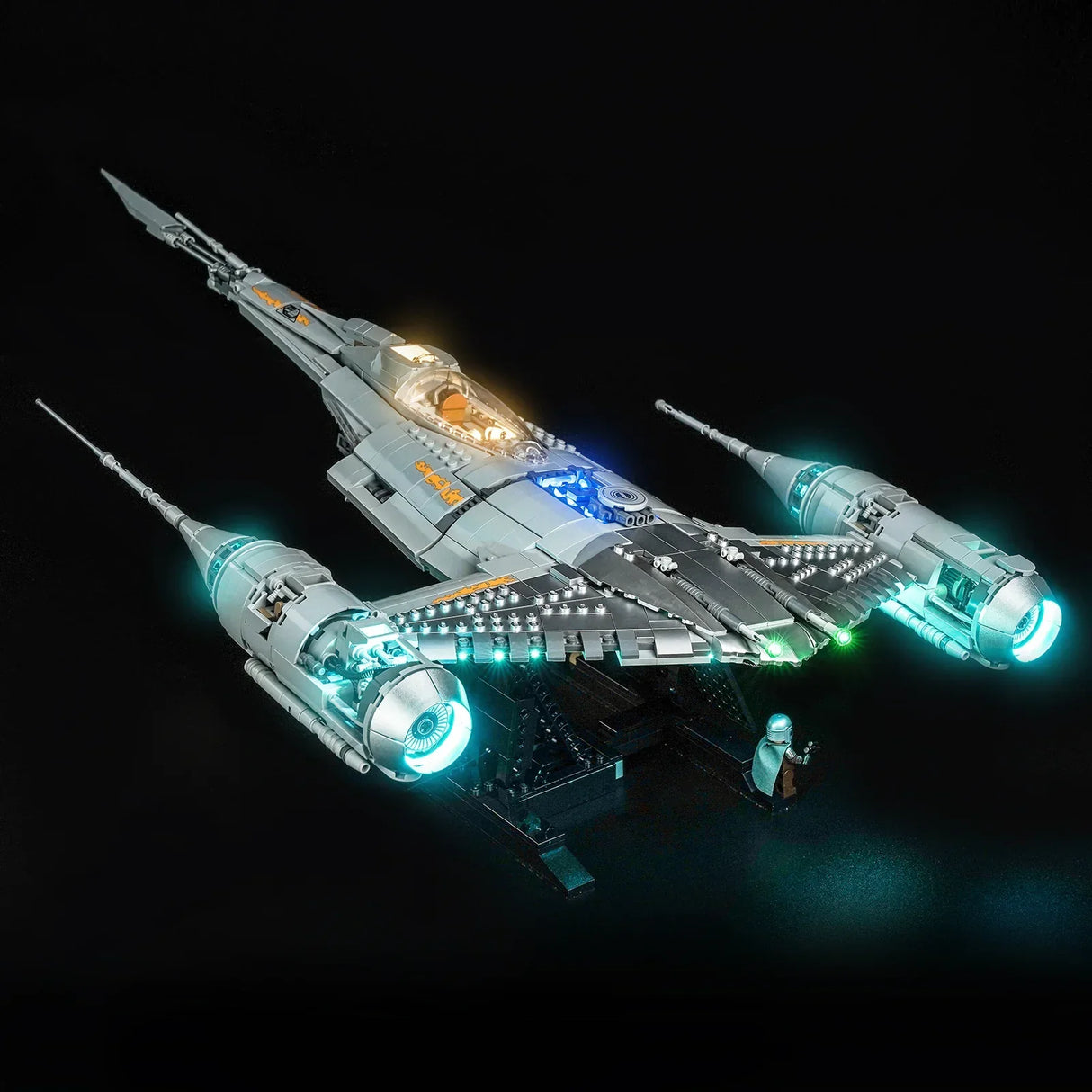 LEGO Star Wars Mandalorianer N-1 Starfighter (75442) von oben fotografiert, spektakulär illuminiert mit einem BrickBling LED-Lichtset auf schwarzem Hintergrund.