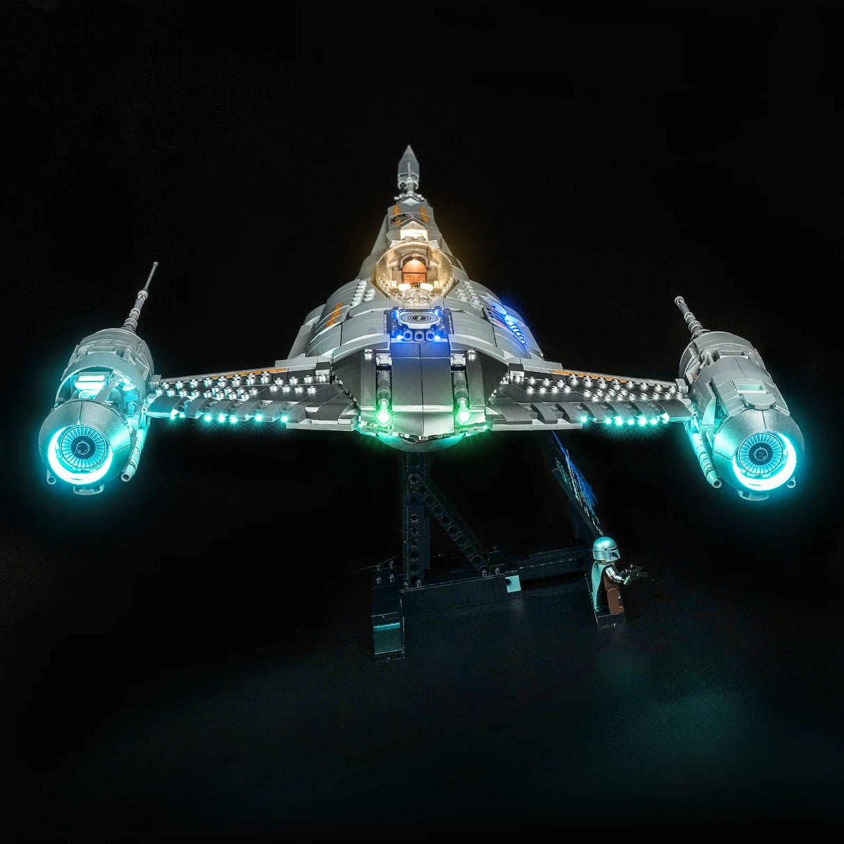 Frontansicht des beleuchteten LEGO Star Wars N-1 Starfighter (75442) auf einem Präsentationsständer mit eingeschalteter BrickBling LED-Beleuchtung.