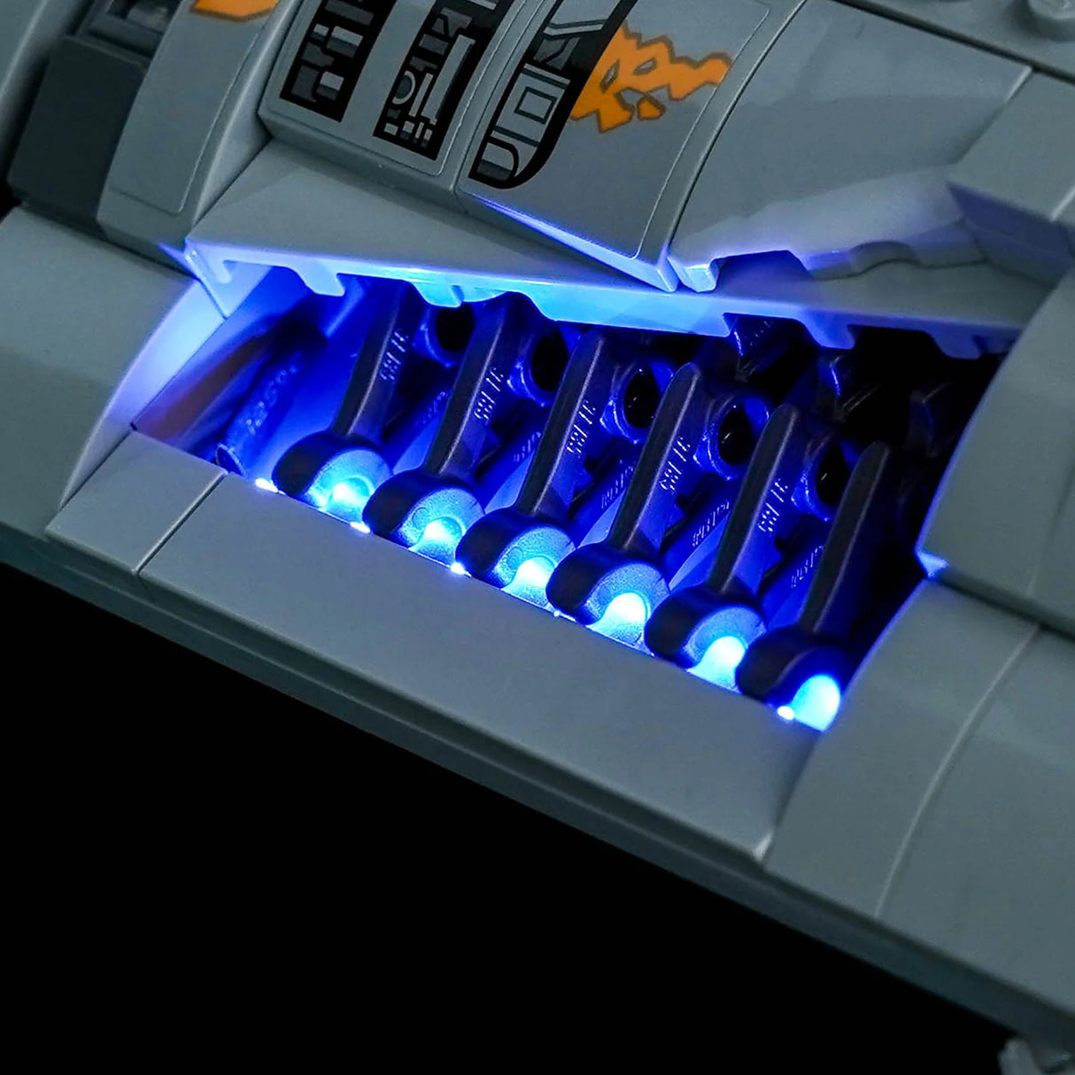 BrickBling LED-Lichtsatz beleuchtet die blauen Details an den Seiten des LEGO Star Wars The Mandalorian's N-1 Starfighter (75442).