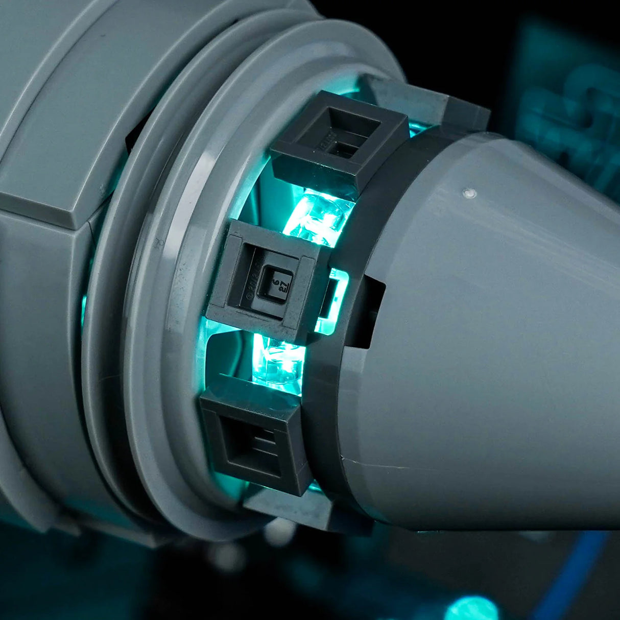 Detailansicht der blau-grünen LED-Triebwerksbeleuchtung von BrickBling eingebaut in das Triebwerk des LEGO Star Wars N-1 Starfighter (75442).