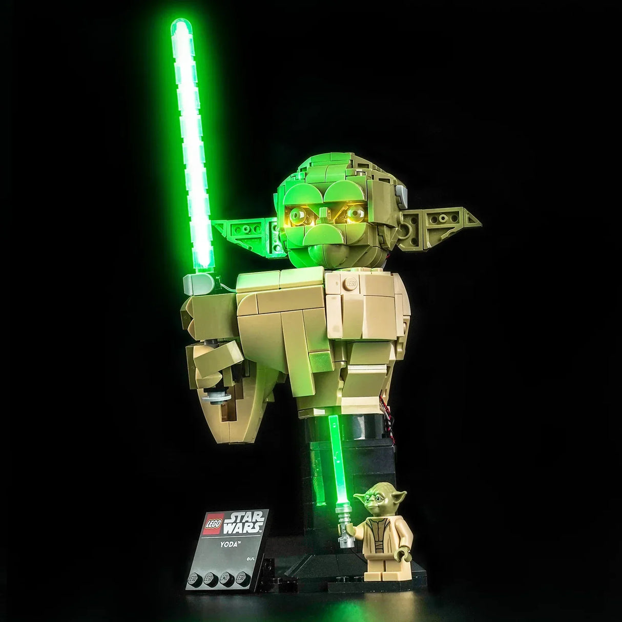 Lego Star Wars Yoda Figur mit leuchtendem grünen Lichtschwert und kleiner Yoda Minifigur