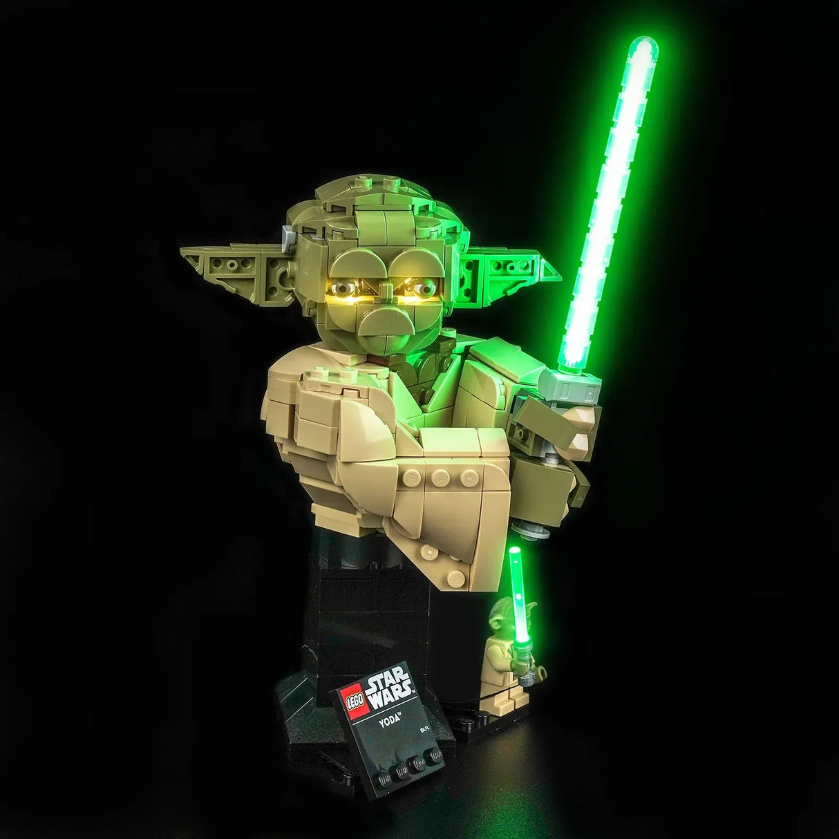 LEGO Yoda Büste mit leuchtenden Augen und grünem Lichtschwert, daneben eine kleine Yoda Minifigur