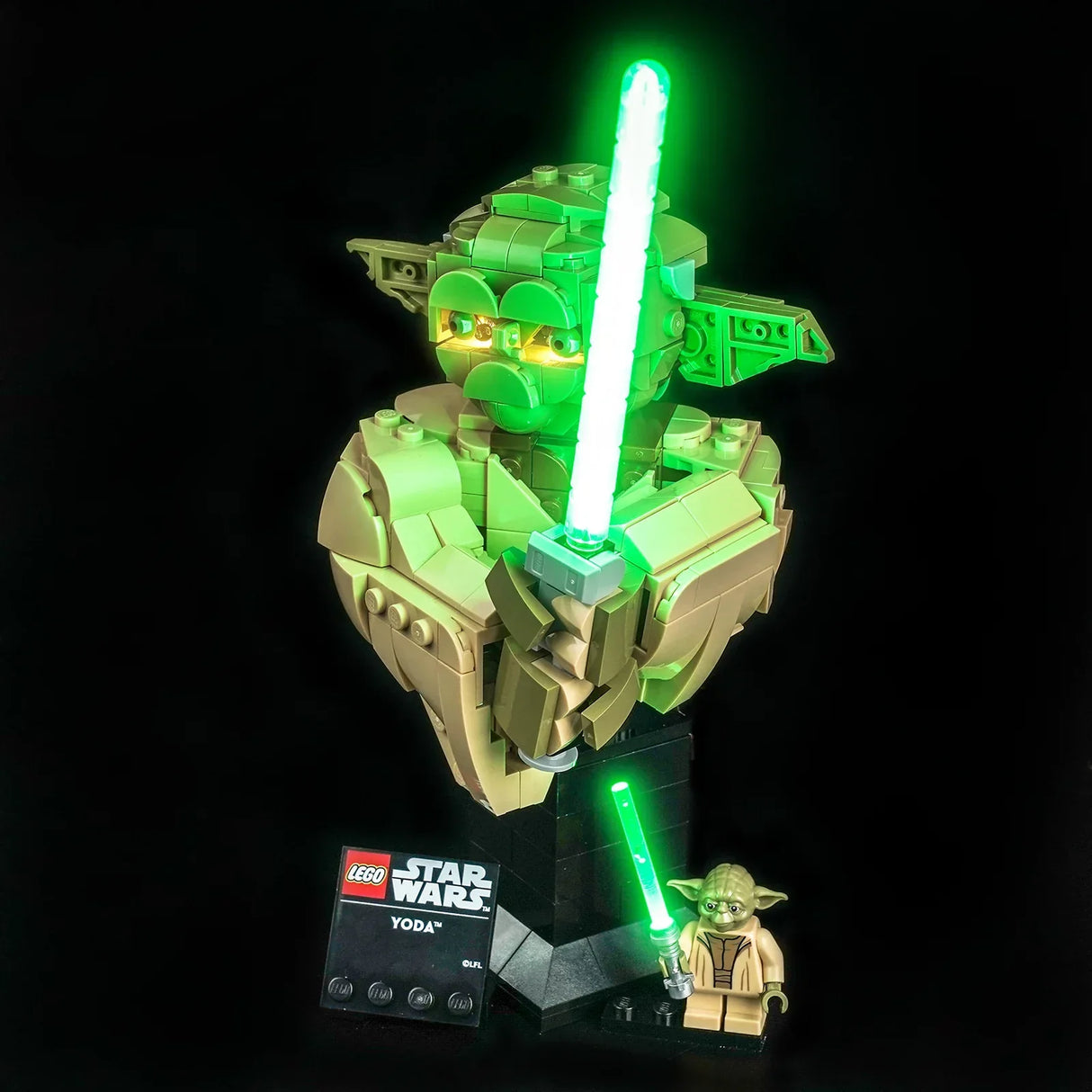 LEGO Star Wars Yoda Büste mit leuchtendem Lichtschwert und Augen, daneben eine kleine Yoda Minifigur