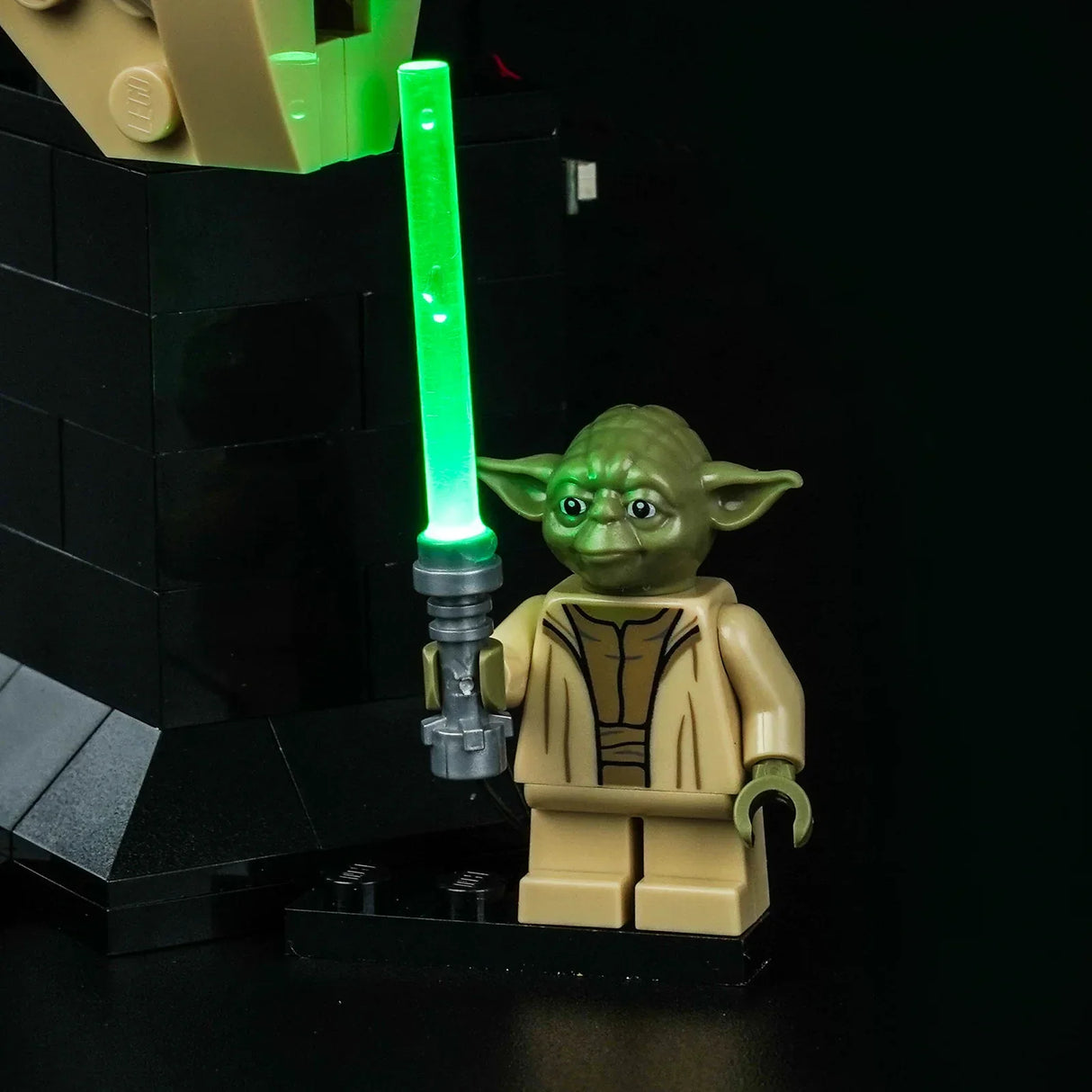 Lego Yoda Figur mit leuchtendem grünem Lichtschwert