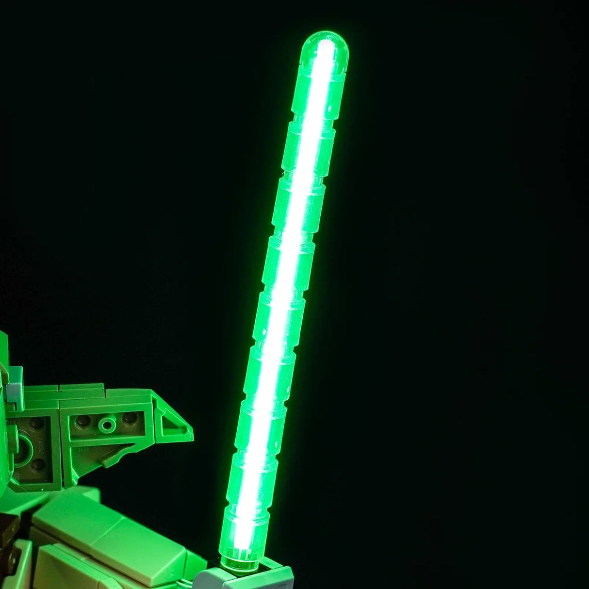 Grünes Lichtschwert mit leuchtender Klinge auf schwarzem Hintergrund