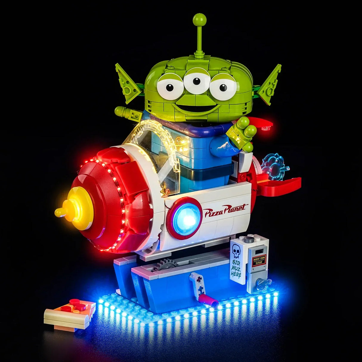 BrickBling LED-Beleuchtung für LEGO Toy Story Alien mit Pizza Planet Raketenfahrt, Komplettset in der Vorderansicht mit beleuchteter blauer Basis und rot-gelber Raketenspitze.