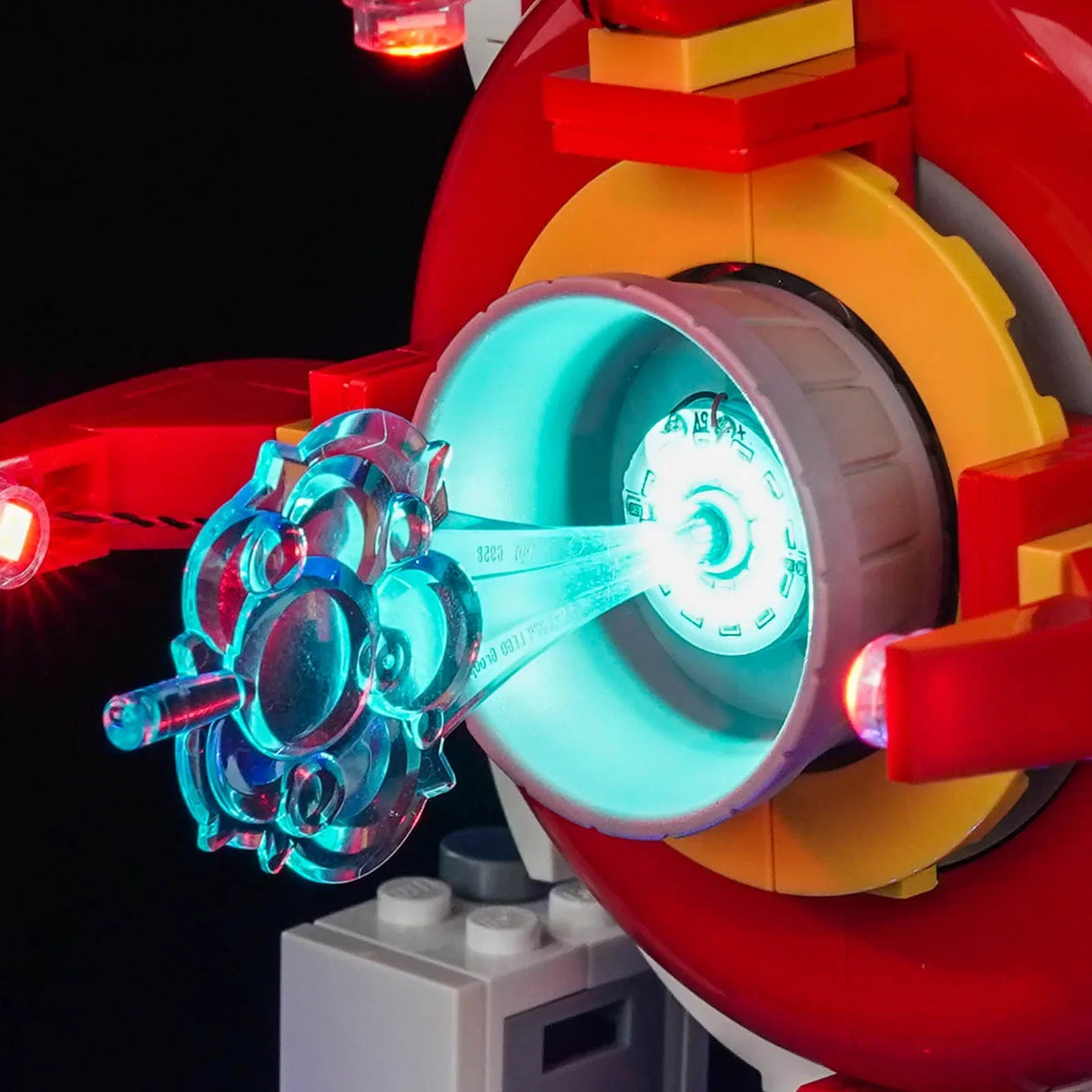 BrickBling LED-Beleuchtungsset für LEGO Toy Story Alien mit Pizza Planet Raketenfahrt (43307) – Detailaufnahme des beleuchteten Triebwerks mit cyanfarbenem Lichtstrahl-Effekt und roten LED-Akzenten.