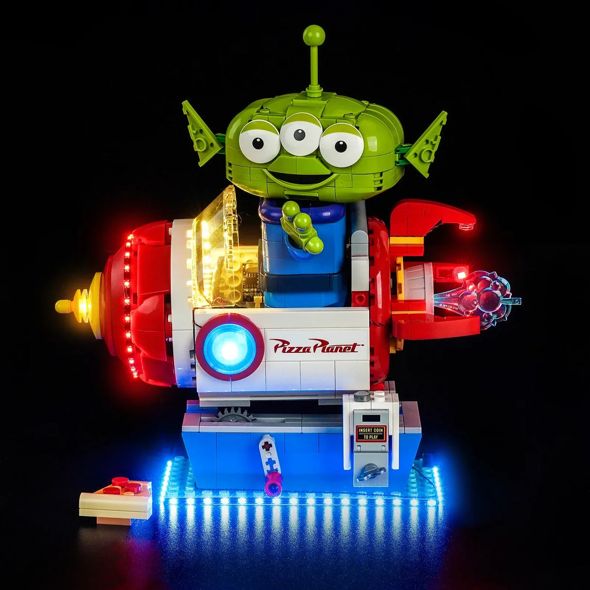 Seitenansicht der LEGO Pizza Planet Raketenfahrt mit BrickBling LED-Beleuchtung, beleuchtetem Cockpit, glühender Raketenspitze und Triebwerk-Lichteffekt.