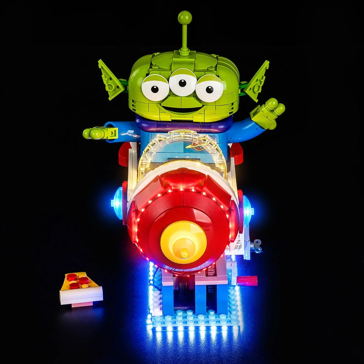 Frontale Nahaufnahme der LEGO Rakete mit blinkenden roten LED-Streifen an der Nase und blauem LED-Unterbodenlicht von BrickBling.
