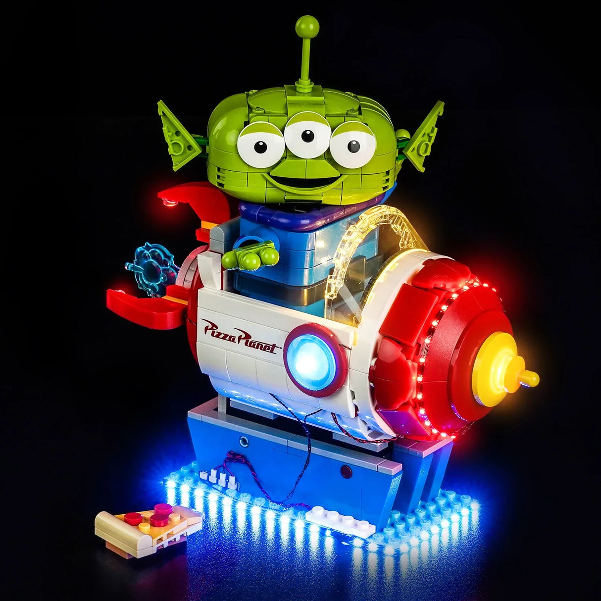 Rückseite der LEGO Pizza Planet Rakete mit BrickBling LED-Beleuchtungsset, sichtbarer Kabelbaum-Integration und blau leuchtenden LED-Dioden an der Basis.