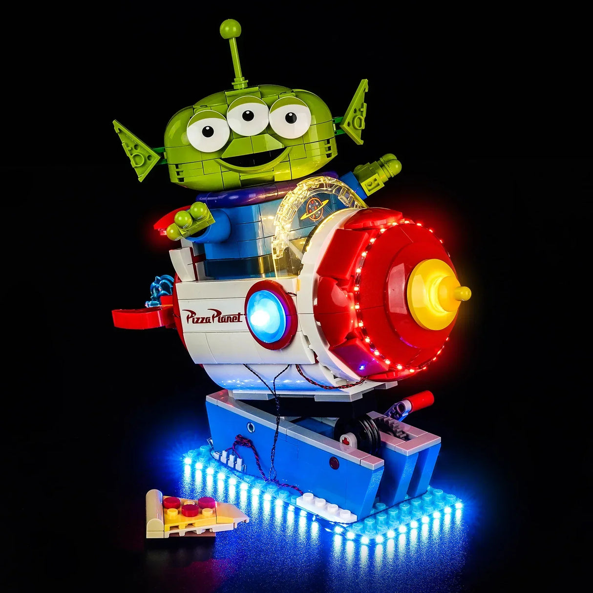 Schräge Rückansicht des LEGO Toy Story Alien Sets mit BrickBling LED-Lichtern, hell erleuchteter Windschutzscheibe und rot glühendem Hecktriebwerk.