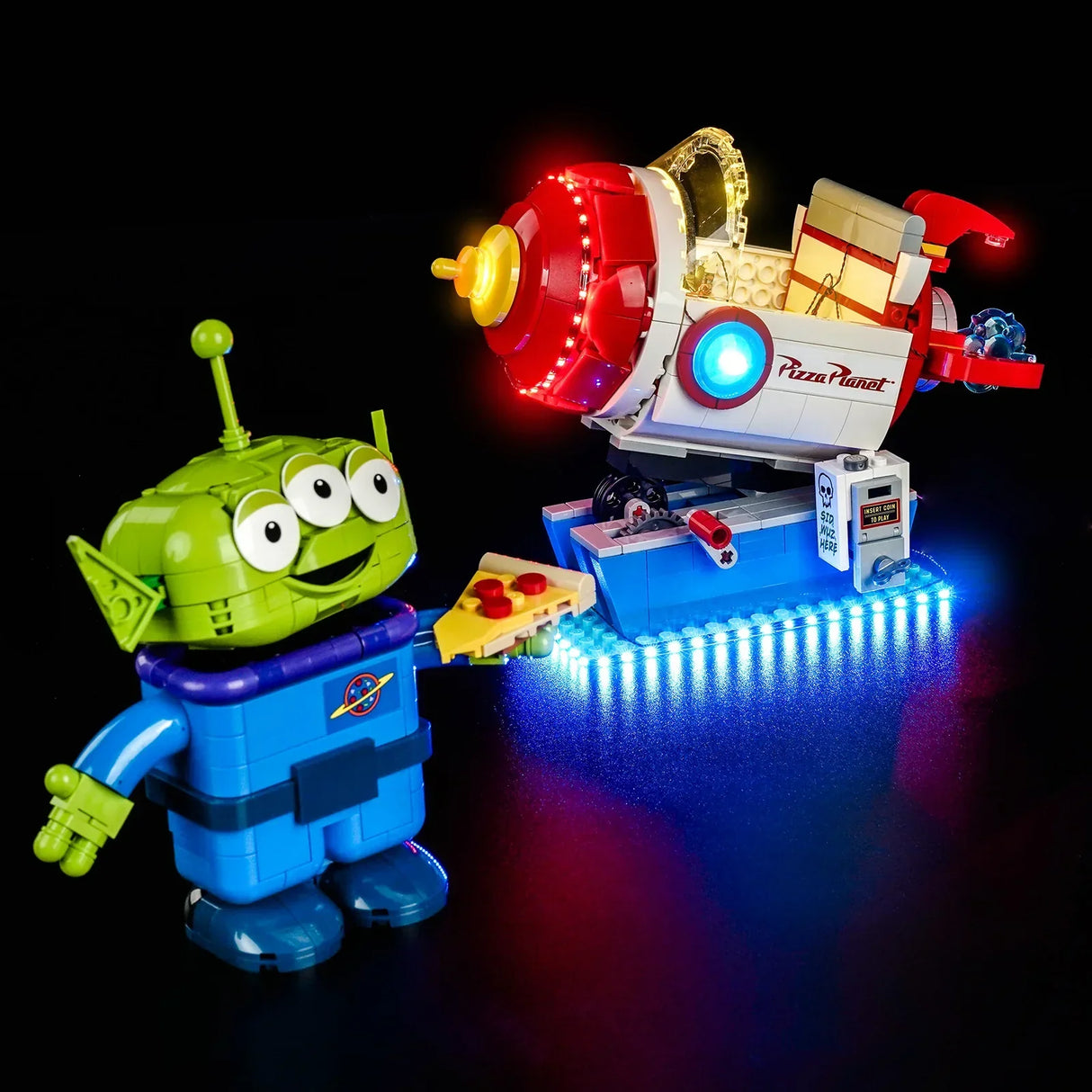 LEGO Toy Story Alien Figur hält ein Pizza-Stück neben der voll beleuchteten Pizza Planet Rakete mit BrickBling LED-Lichtset.