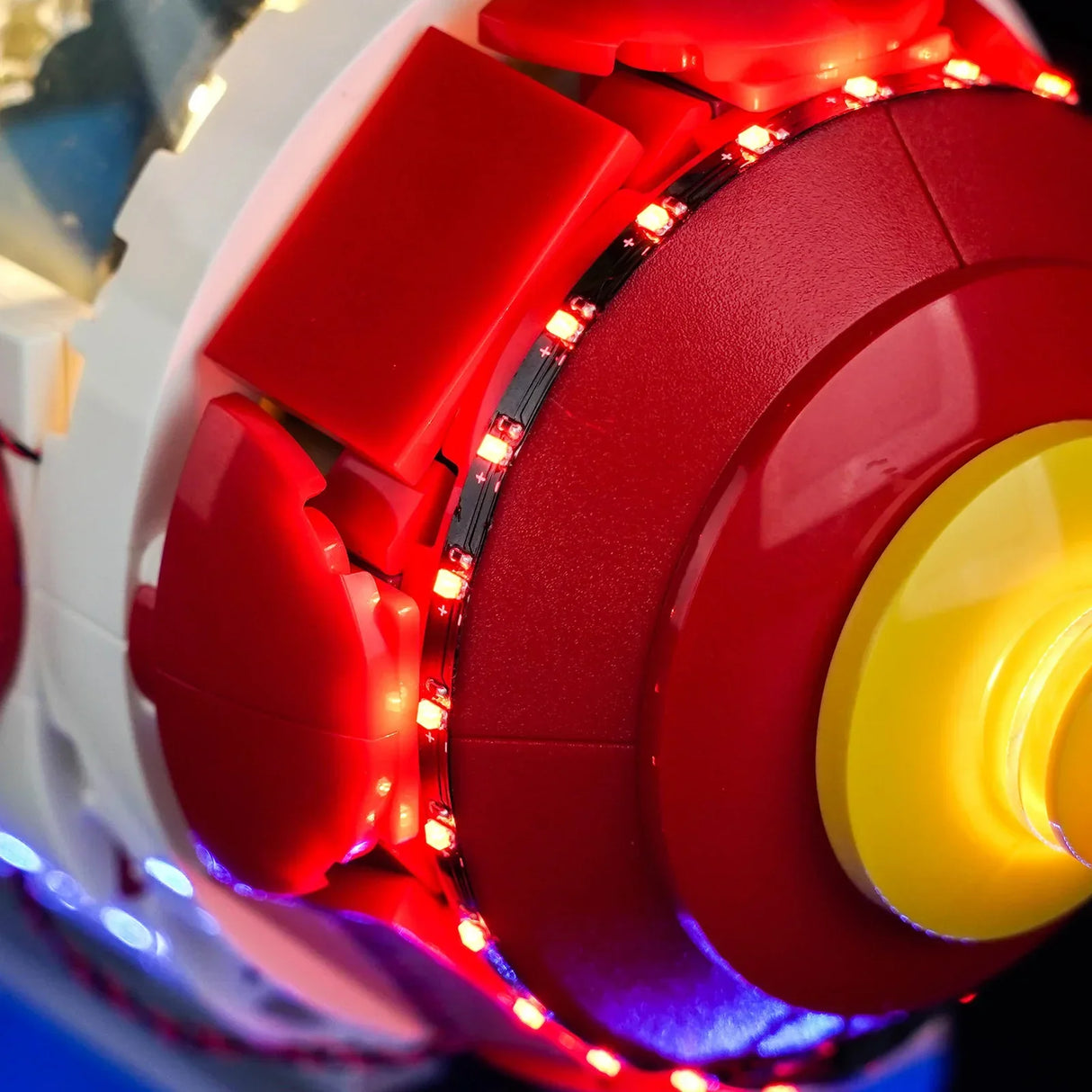 Makro-Nahaufnahme der roten LEGO Raketenspitze mit präzise verbautem, filigranem BrickBling LED-Lichtband.