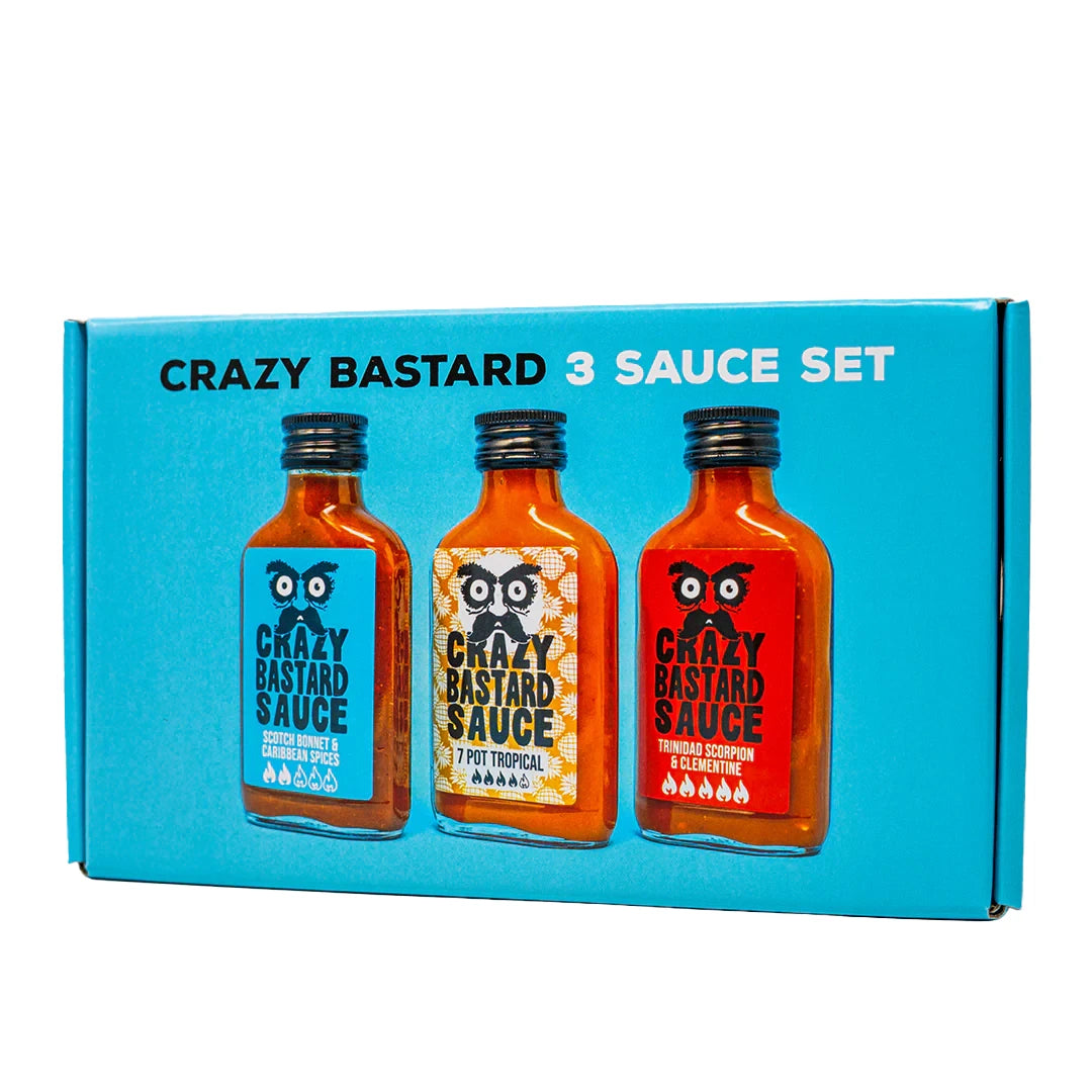 Drei Flaschen Crazy Bastard Sauce in einer blauen Geschenkbox