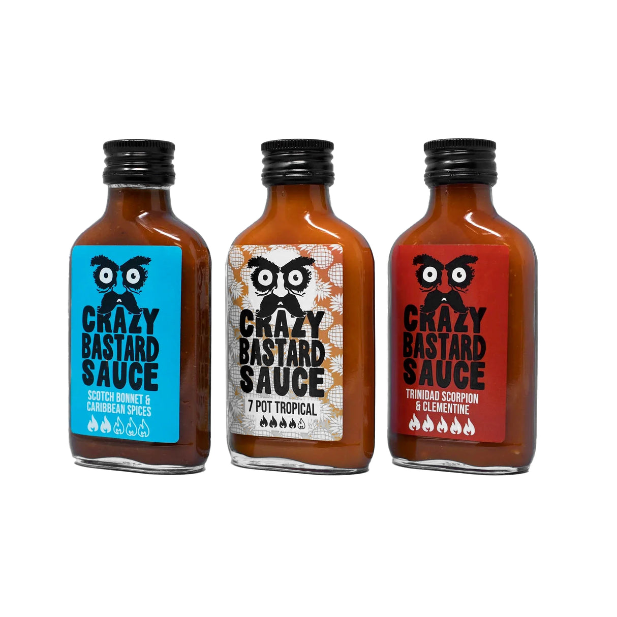 Drei Flaschen Crazy Bastard Sauce mit blauen, weißen und roten Etiketten