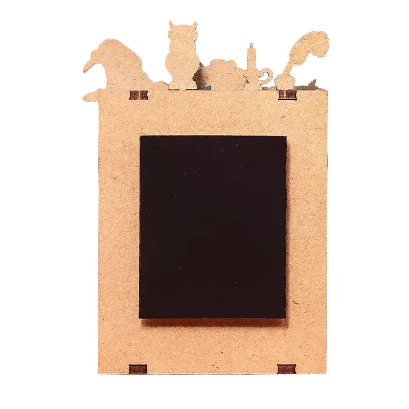 Rückseite des Holzmagneten mit Eule, Federkiel und Kerze