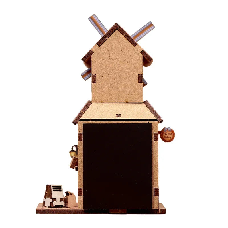 Rückansicht einer hölzernen Windmühle mit schwarzem Magnetfeld und Laterne