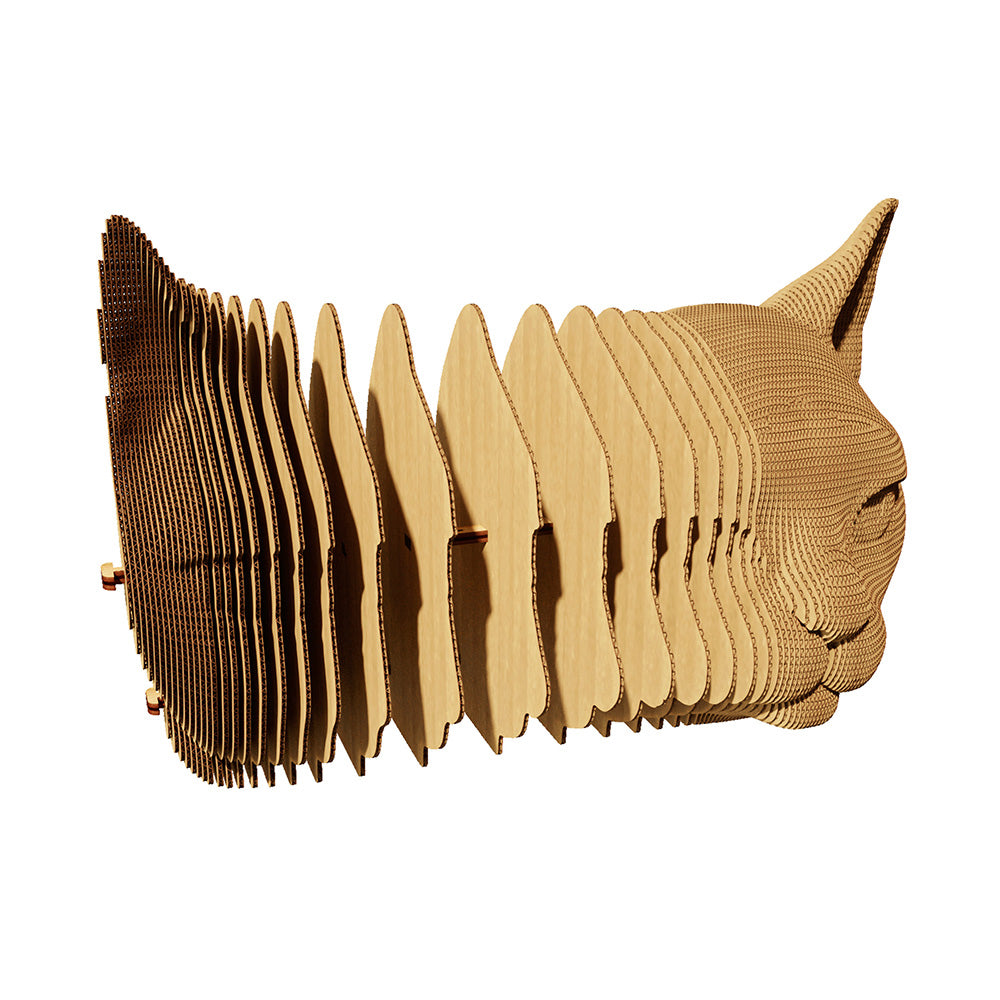Skulptur eines Katzenkopfes aus geschichteter Wellpappe