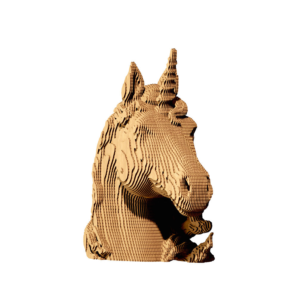 Skulptur eines Einhornkopfes aus geschichtetem Wellkarton