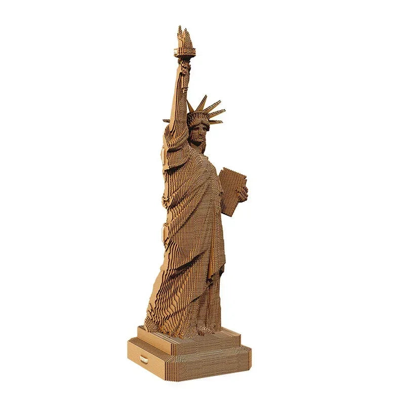 Modell der Freiheitsstatue aus braunem Wellpappkarton