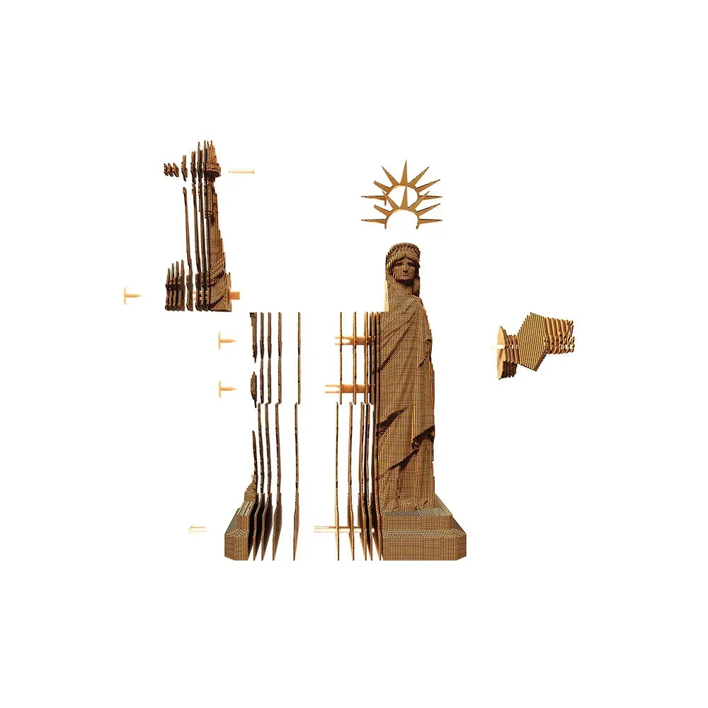 Einzelteile eines Steckbausatzes der Freiheitsstatue aus Wellpappe