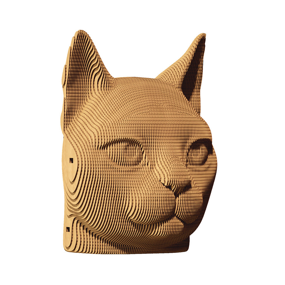 Skulptur eines Katzenkopfes aus geschichteter Wellpappe