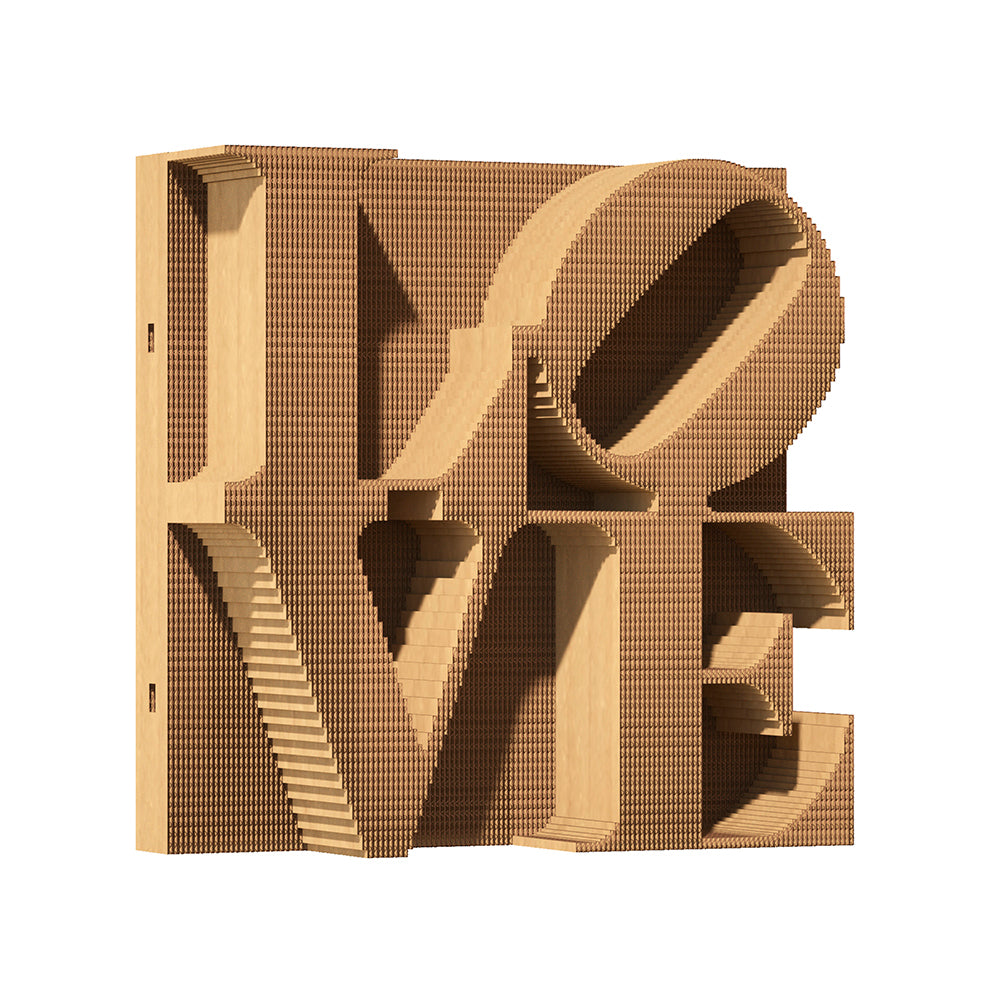 Skulptur mit dem Schriftzug LOVE aus geschichtetem Karton