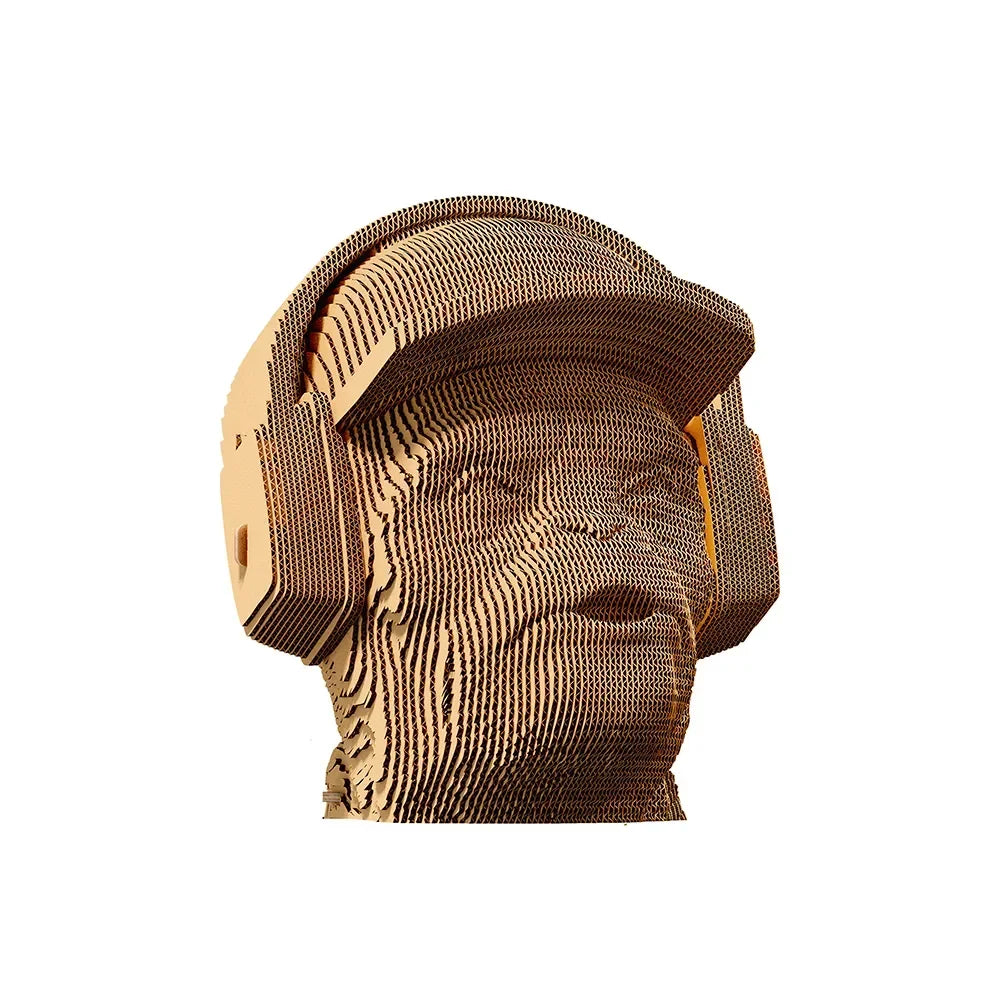 Skulptur eines Kopfes mit Kopfhörern und Kappe aus geschichtetem Wellpappe