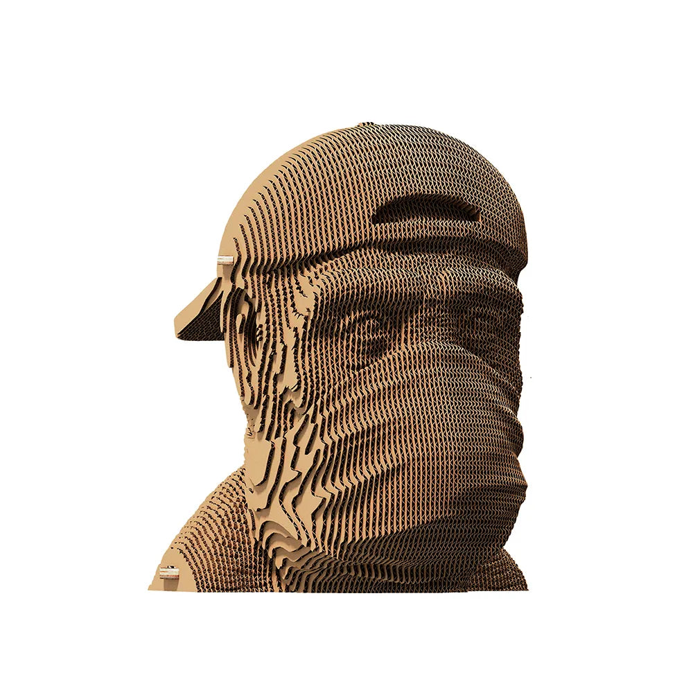Skulptur eines Kopfes mit Baseballkappe aus geschichtetem Wellkarton