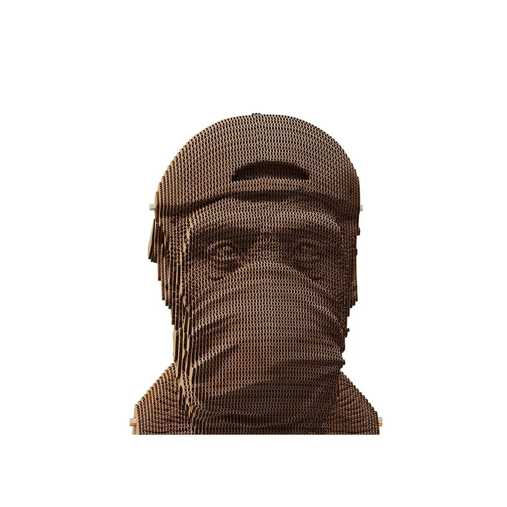 Skulptur eines Affenkopfes mit Baseballkappe aus geschichtetem Wellkarton