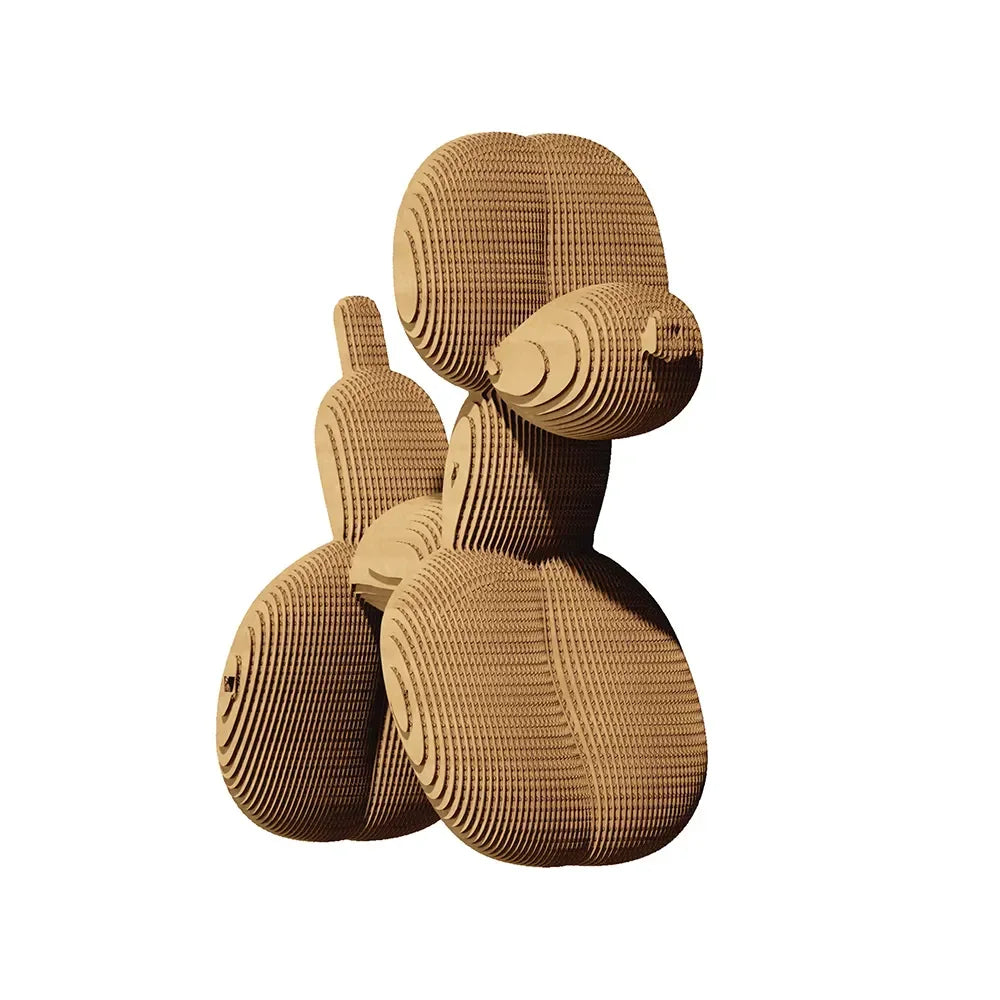 Skulptur eines Hundes aus geschichteter Wellpappe in Ballonoptik
