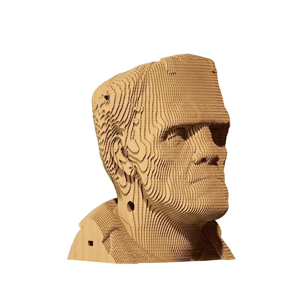Skulptur eines Kopfes aus geschichteten Pappelementen