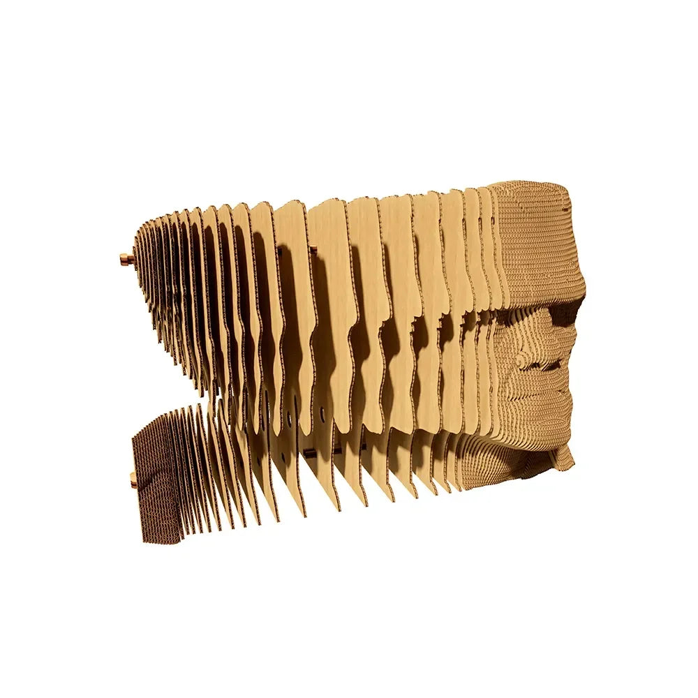 Skulptur eines menschlichen Gesichts aus geschichteten Wellpappenelementen