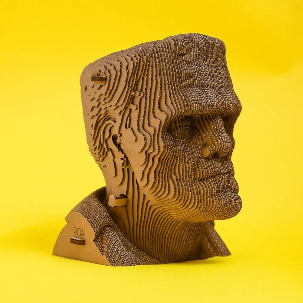 Frankensteins Monster Kopf aus geschichteter Wellpappe vor gelbem Hintergrund