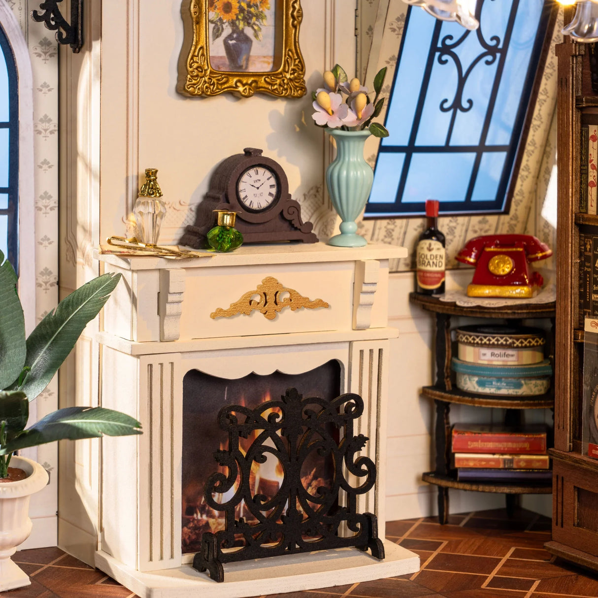 Miniatur-Kamin mit Uhr, Vase und Telefon in einem Puppenhaus
