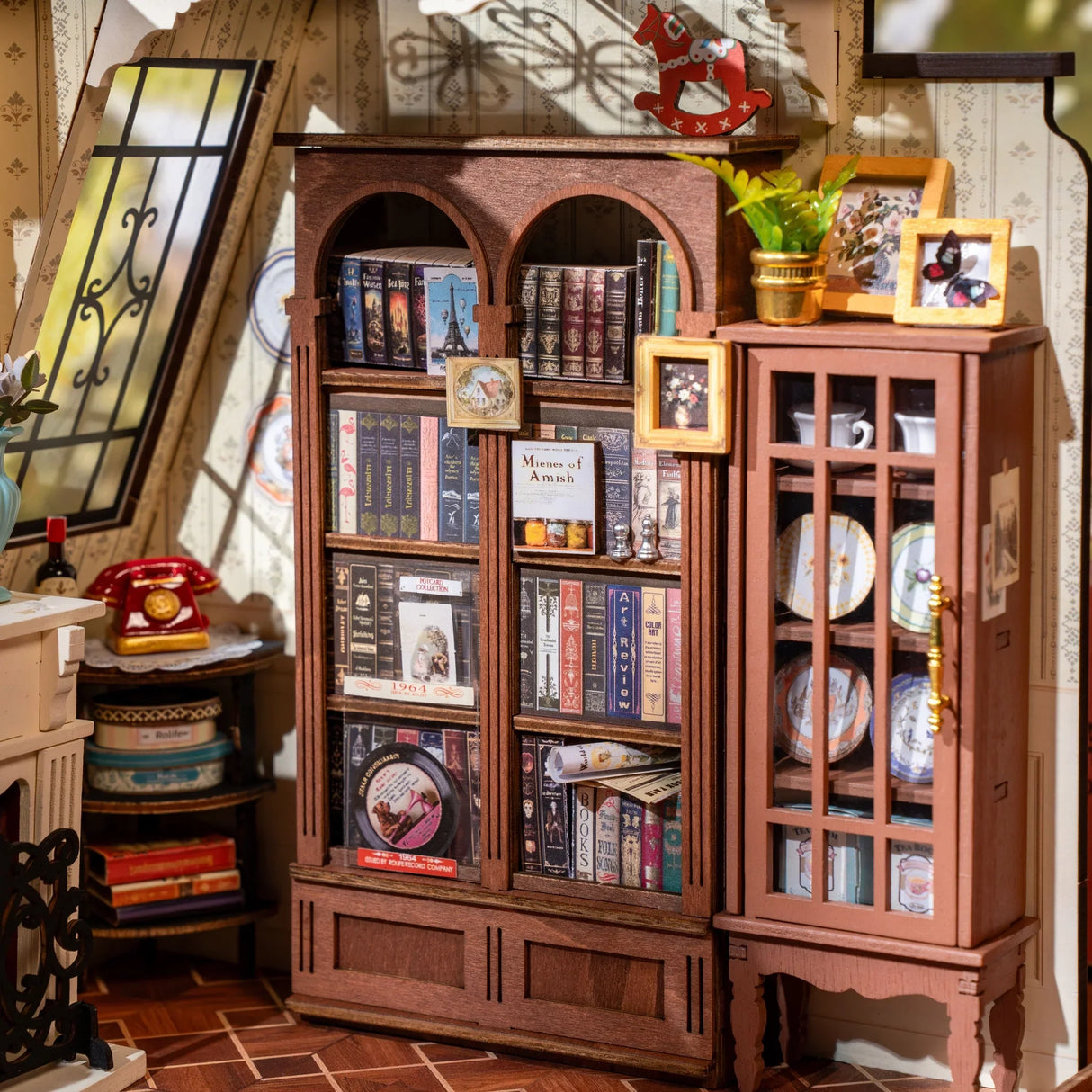 Miniatur-Wohnzimmer mit Bücherregal, Schrank, Fenster und Telefon