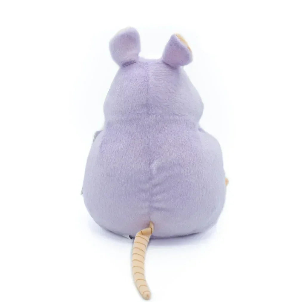 Rückansicht eines lilafarbenen Plüschtieres in Form einer Maus mit beigem Schwanz auf weißem Hintergrund