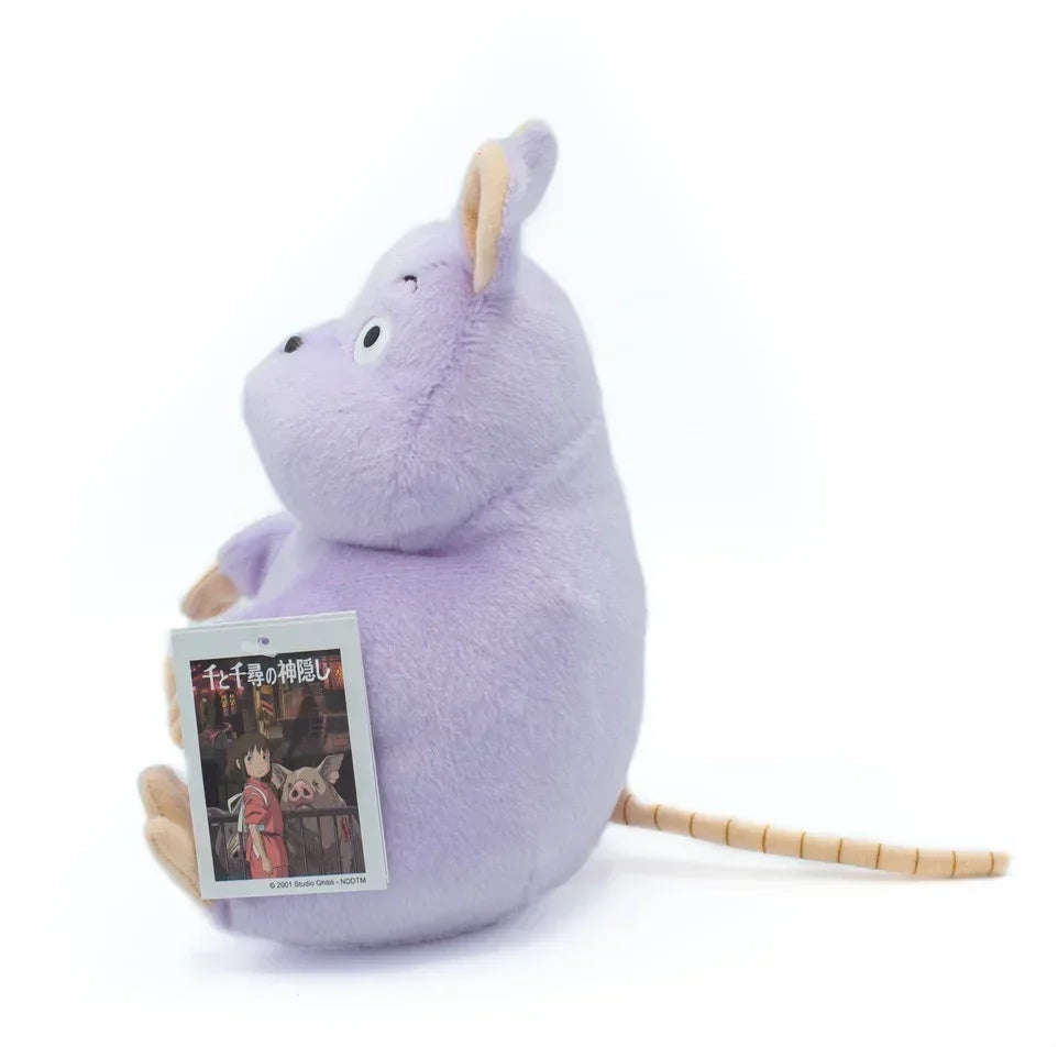 Lila Plüschfigur einer Maus mit langem Schwanz und angehängtem Etikett von Chihiros Reise ins Zauberland