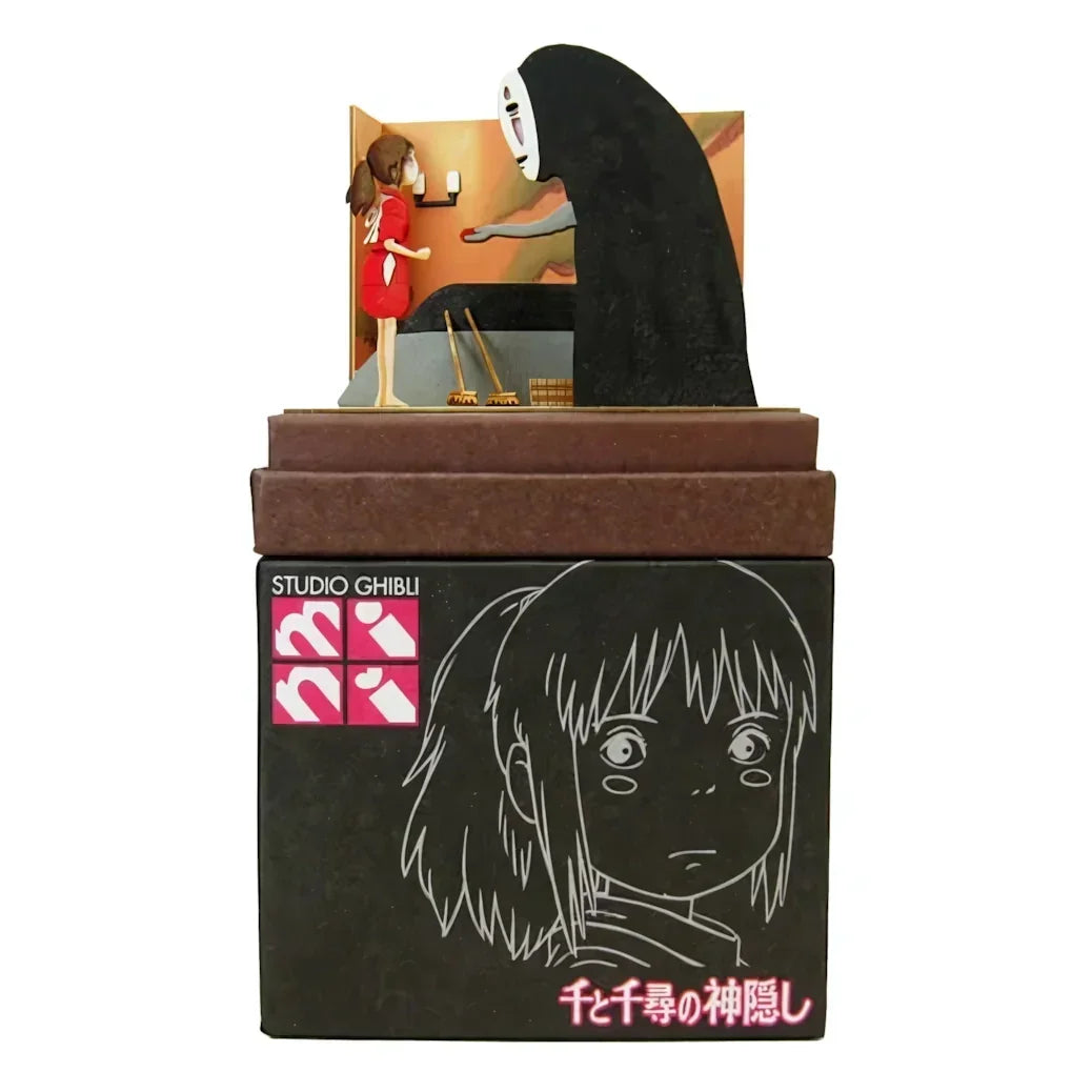 Chihiros Reise ins Zauberland Diorama mit Chihiro und Ohngesicht auf einer schwarzen Box