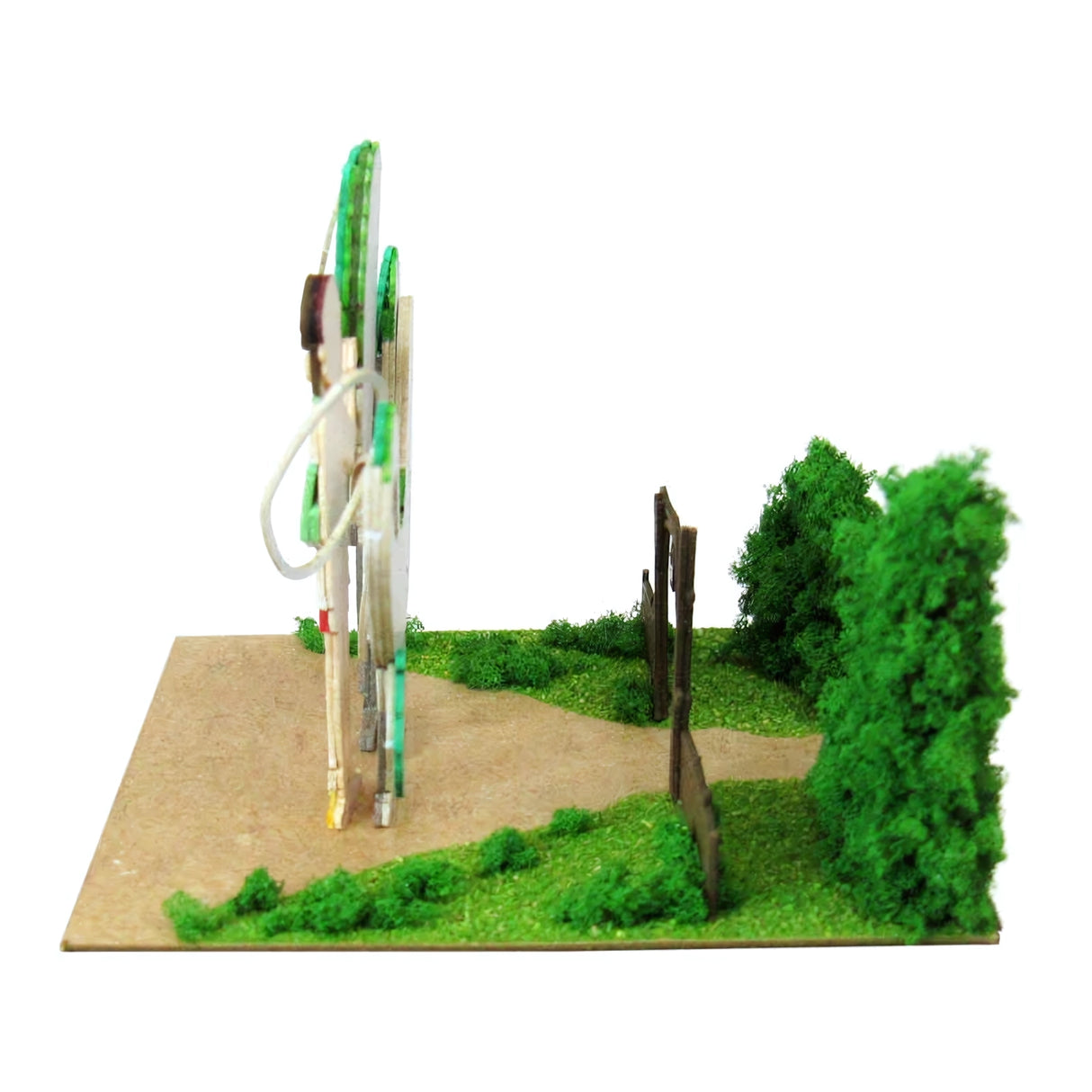 Modell einer Landschaft mit Bäumen, Büschen, einem Weg und einem Zaun