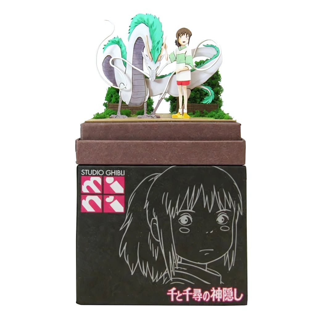 Chihiro und Haku Drachenfigur auf einer Schachtel mit Studio Ghibli Logo