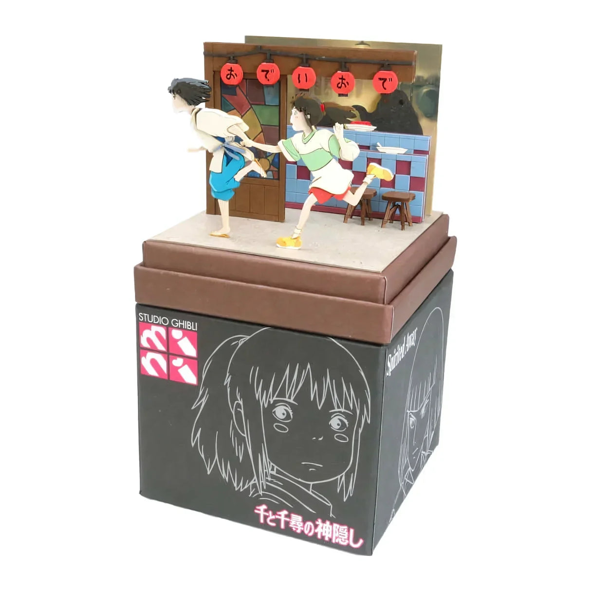 Figuren von Chihiro und Haku aus Spirited Away auf einer Box mit Studio Ghibli Logo