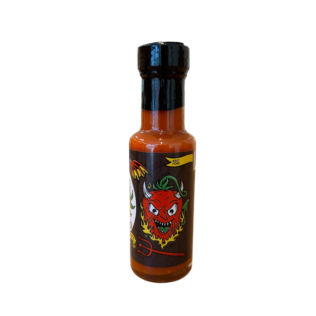 Flasche mit scharfer Soße, Etikett zeigt eine rote Teufels-Chilischote mit Hörnern und Flammen