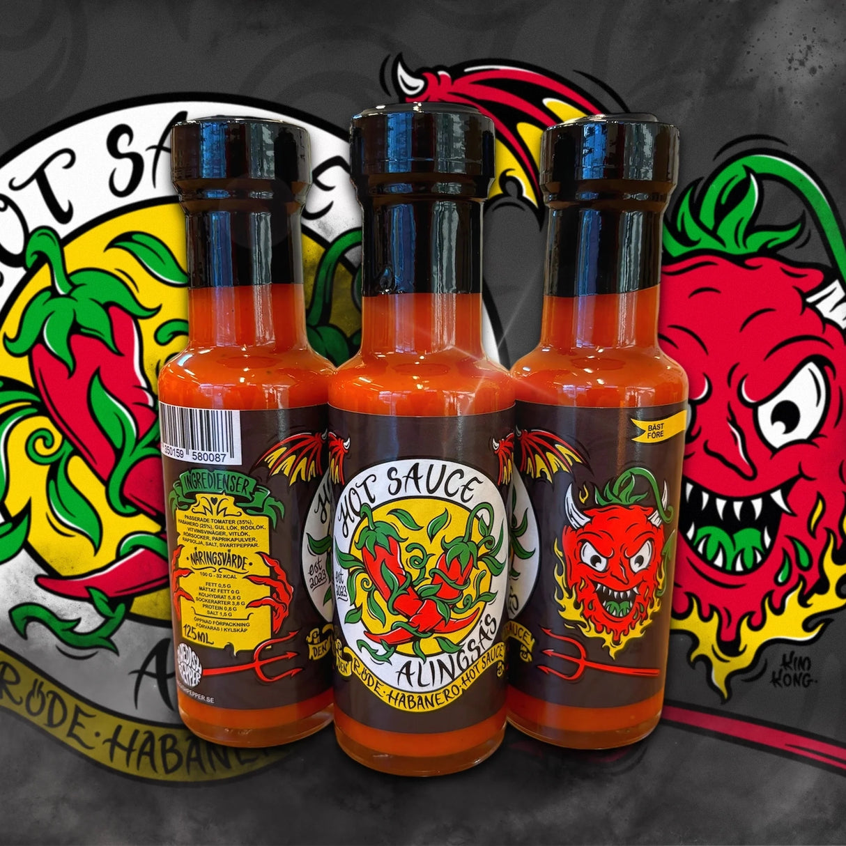 Drei Flaschen Alingsås Rude Habanero Hot Sauce mit Teufels- und Chilischoten-Etiketten