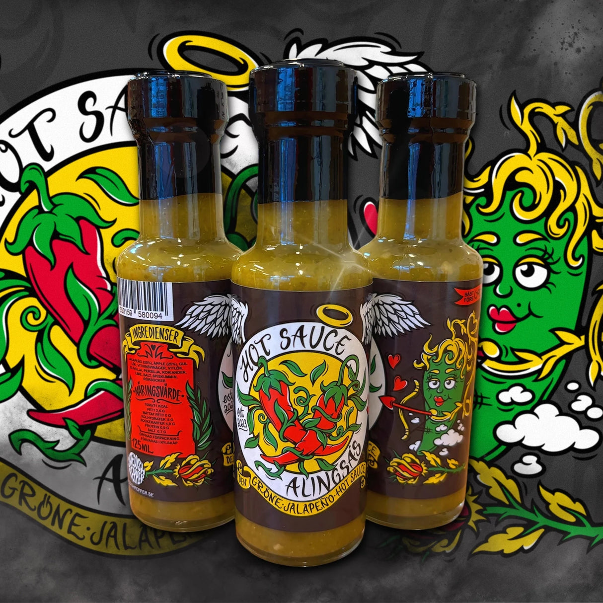 Drei Flaschen Alingsås Grüne Jalapeño Hot Sauce vor einem Logo mit Chilischoten und Flügeln