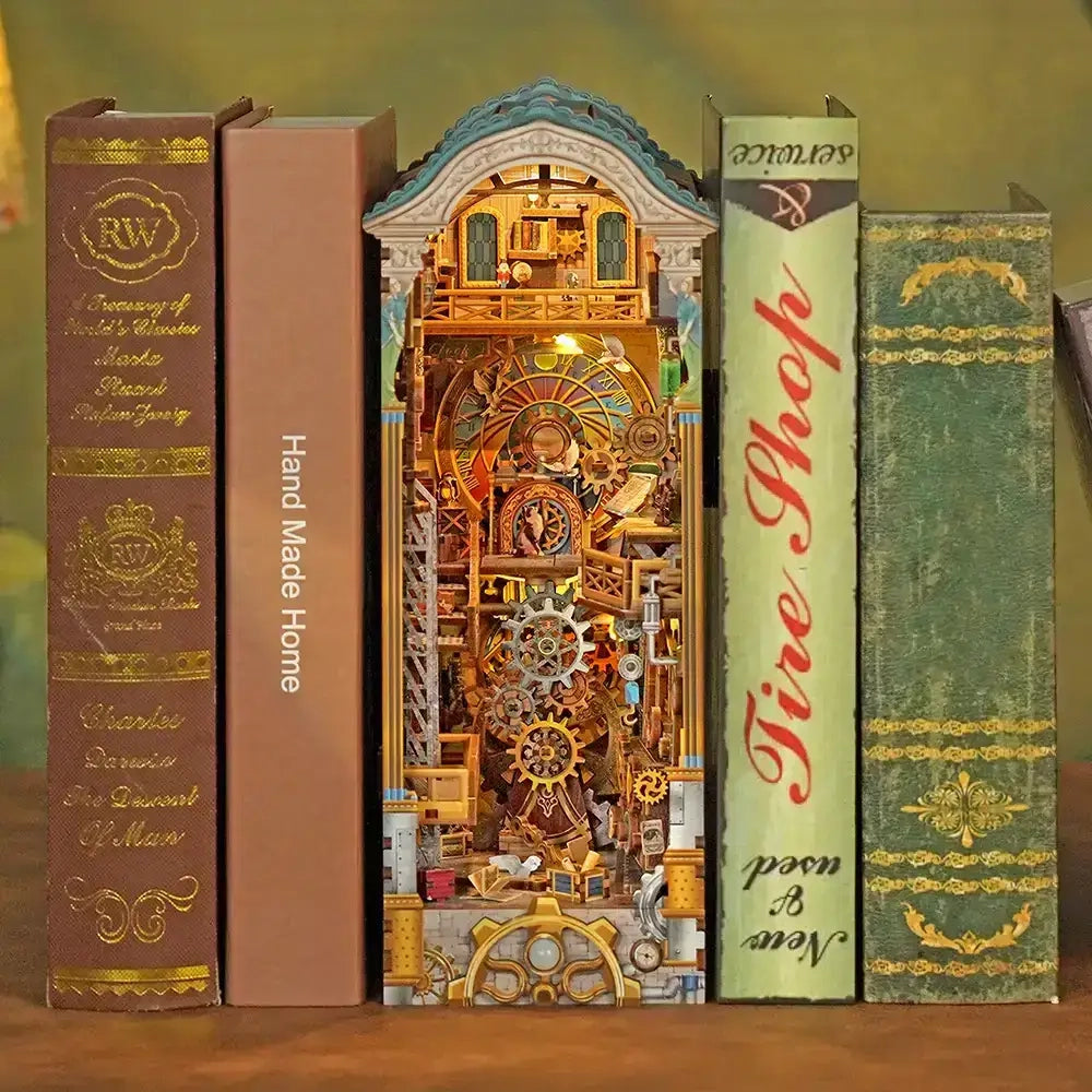 Ein Bücherregal-Einsatz mit einem komplizierten Uhrwerk-Design, umgeben von Büchern