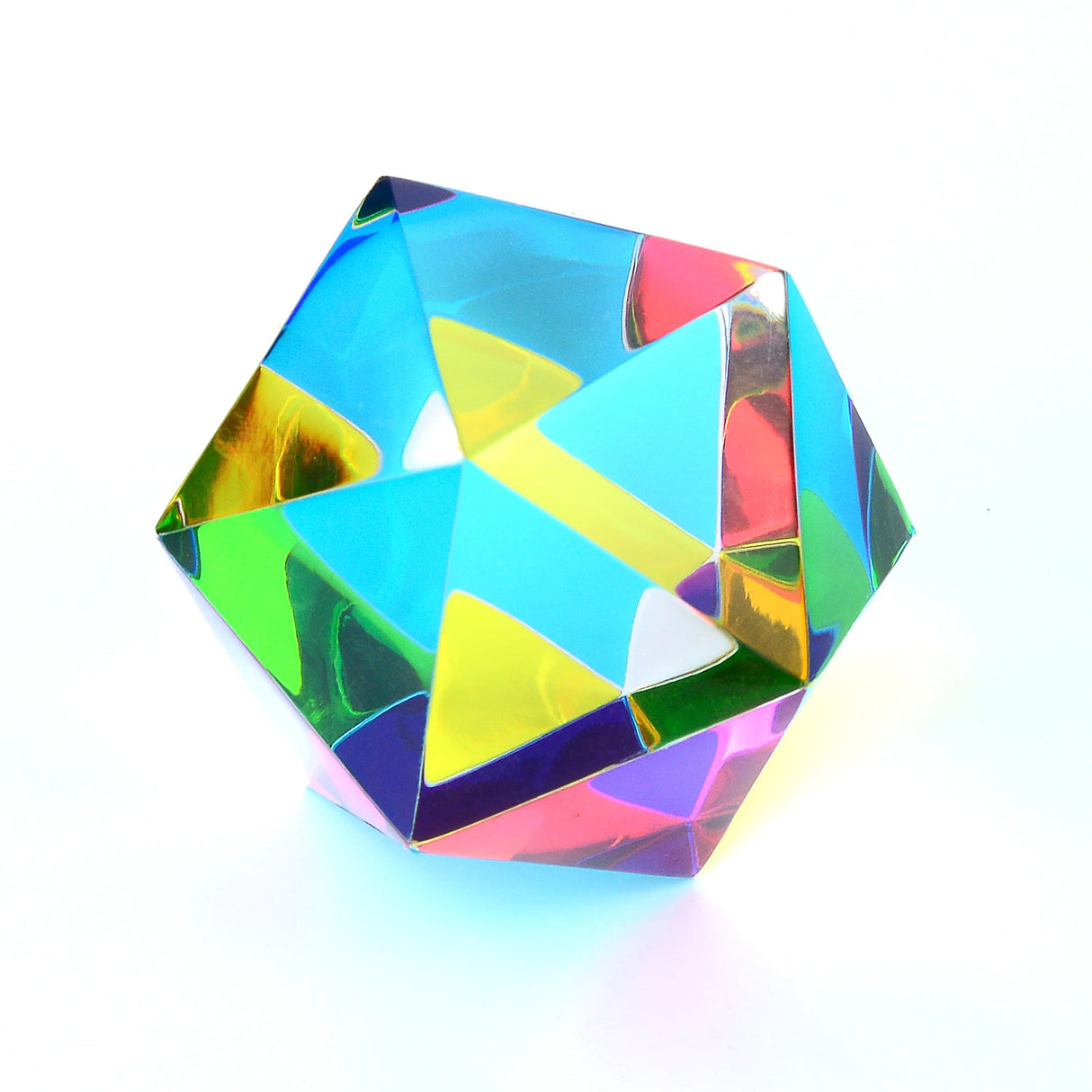 Ein bunter, prismatischer Dodekaeder, der Licht in verschiedene Farben bricht